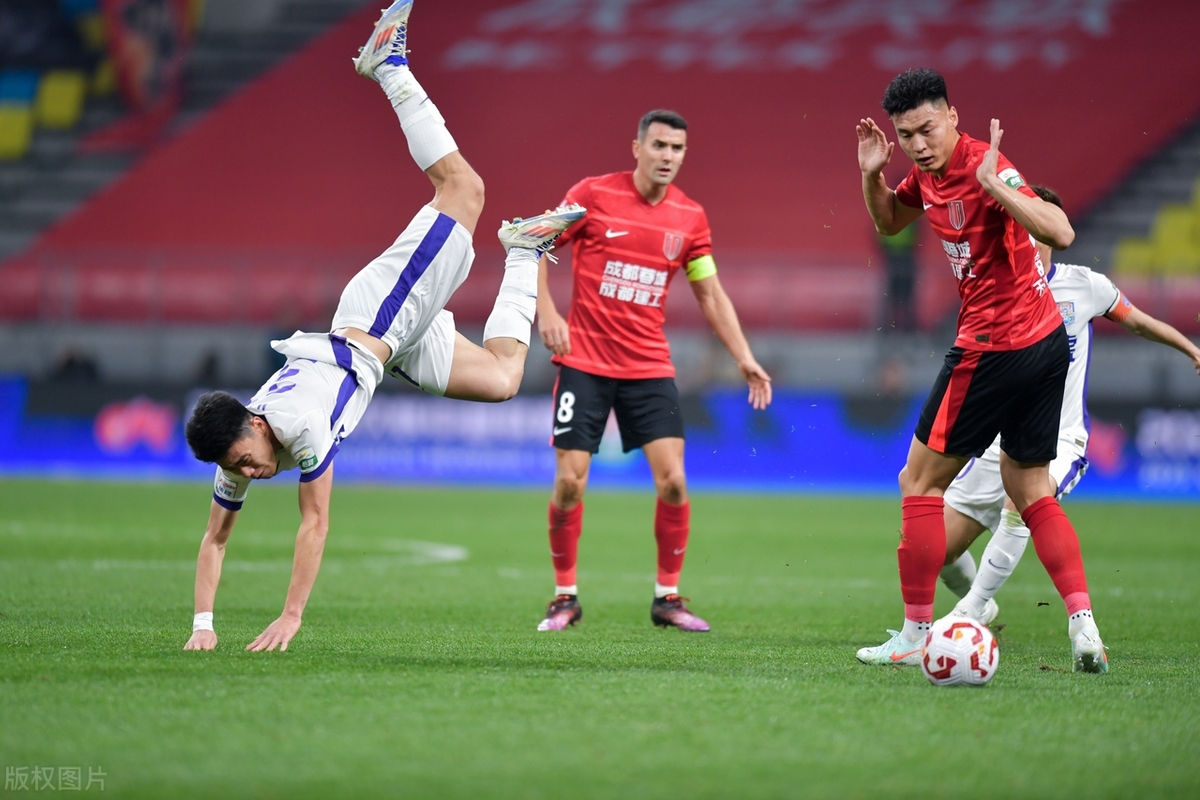 里程碑夜成都蓉城绝杀压哨，CBA季后赛赛后刷纪录，球迷炸锅，年轻球员得到机会的简单介绍